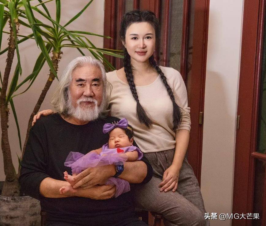 王奎荣和小37岁老婆图片