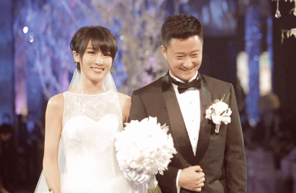 吴京妻子谢楠:嫁偶像,挺着孕肚办婚礼,4年生两子,成人生赢家