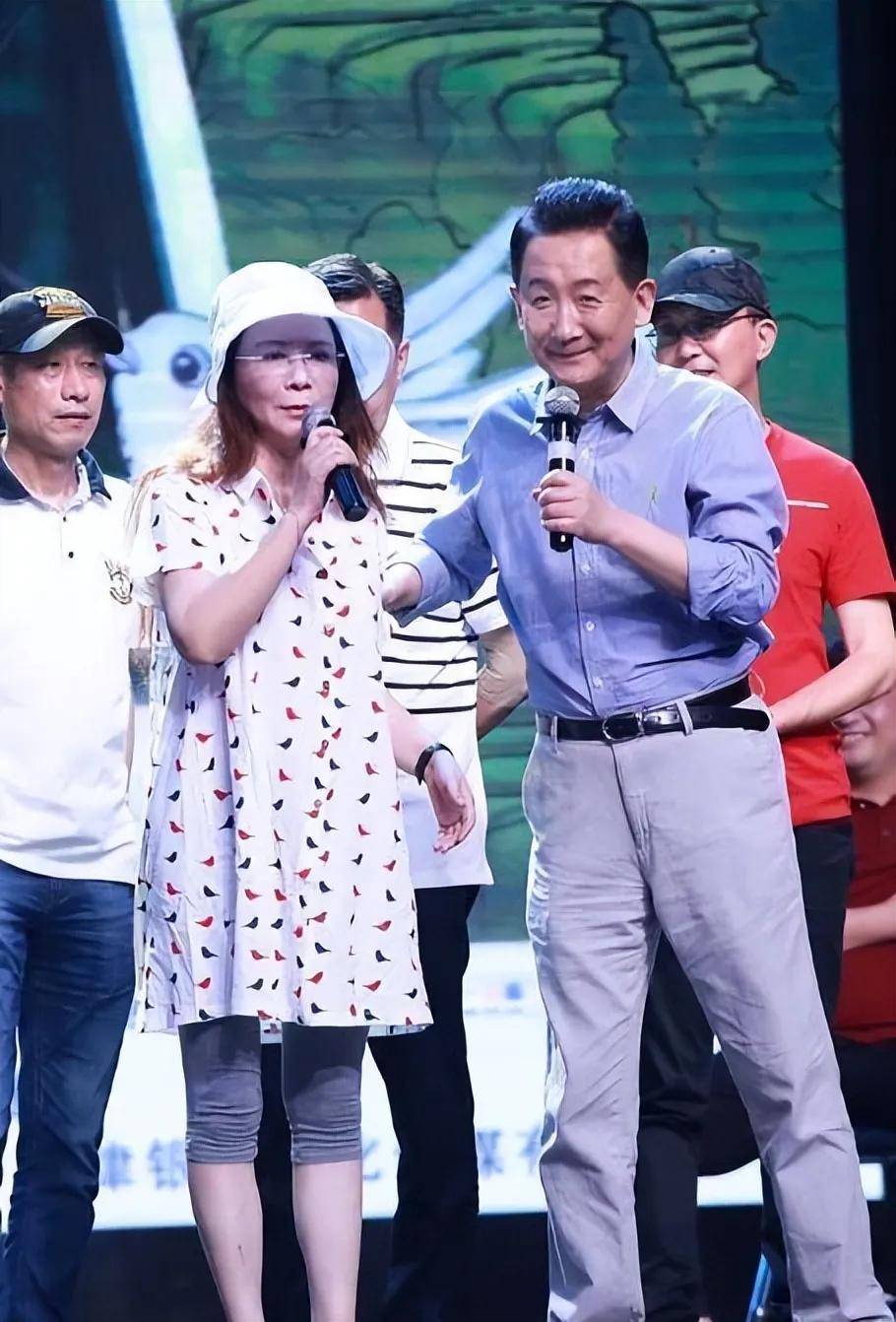 脚穿一双简约高跟鞋,提升了整体气质.整体穿搭清新