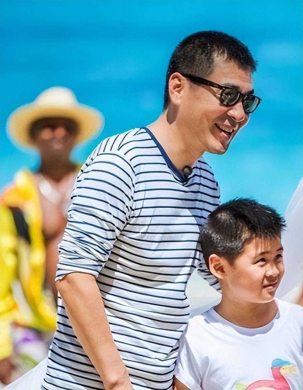 看到陈建斌小儿子长相后,才恍然大悟,顶级骨相不敌基因
