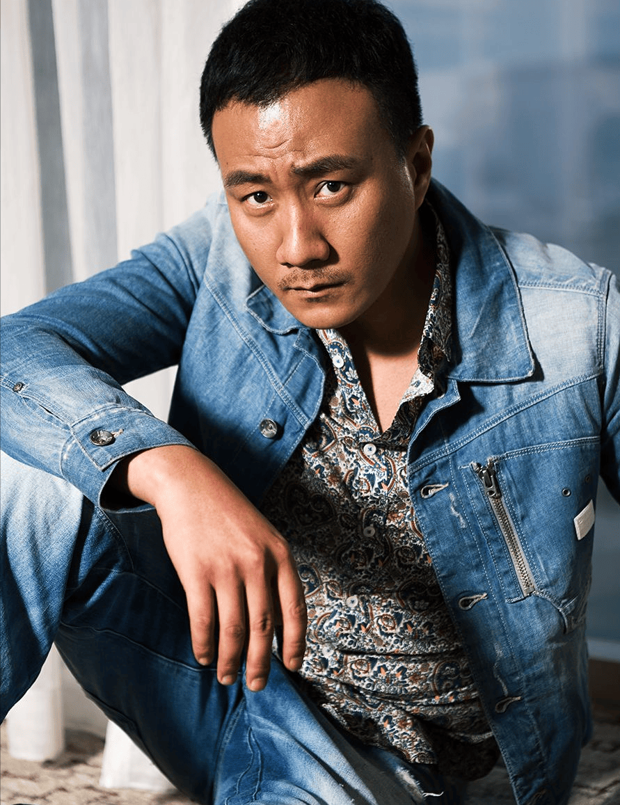 演员胡军:台上霸气硬汉,将温柔给了两个女人,儿子却不像亲生的