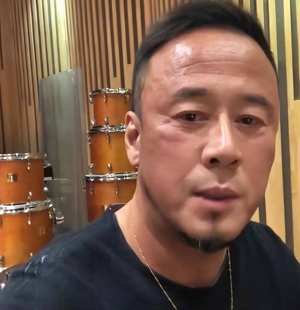 从歌手导师沦落到街头卖唱,杨坤现在的境遇,只因得罪了刘德华?