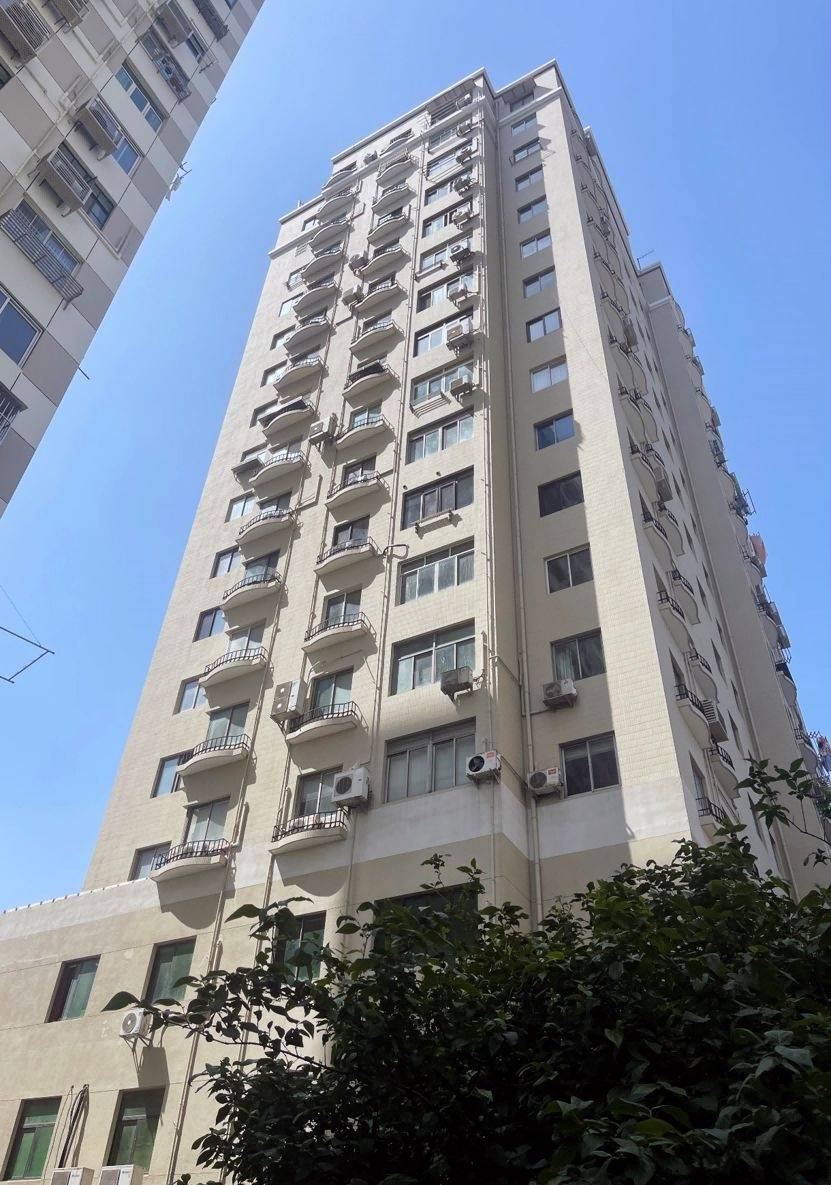 北海大厦修缮前在建筑立面方面,施工人员将外墙面空鼓及面砖墙面破损