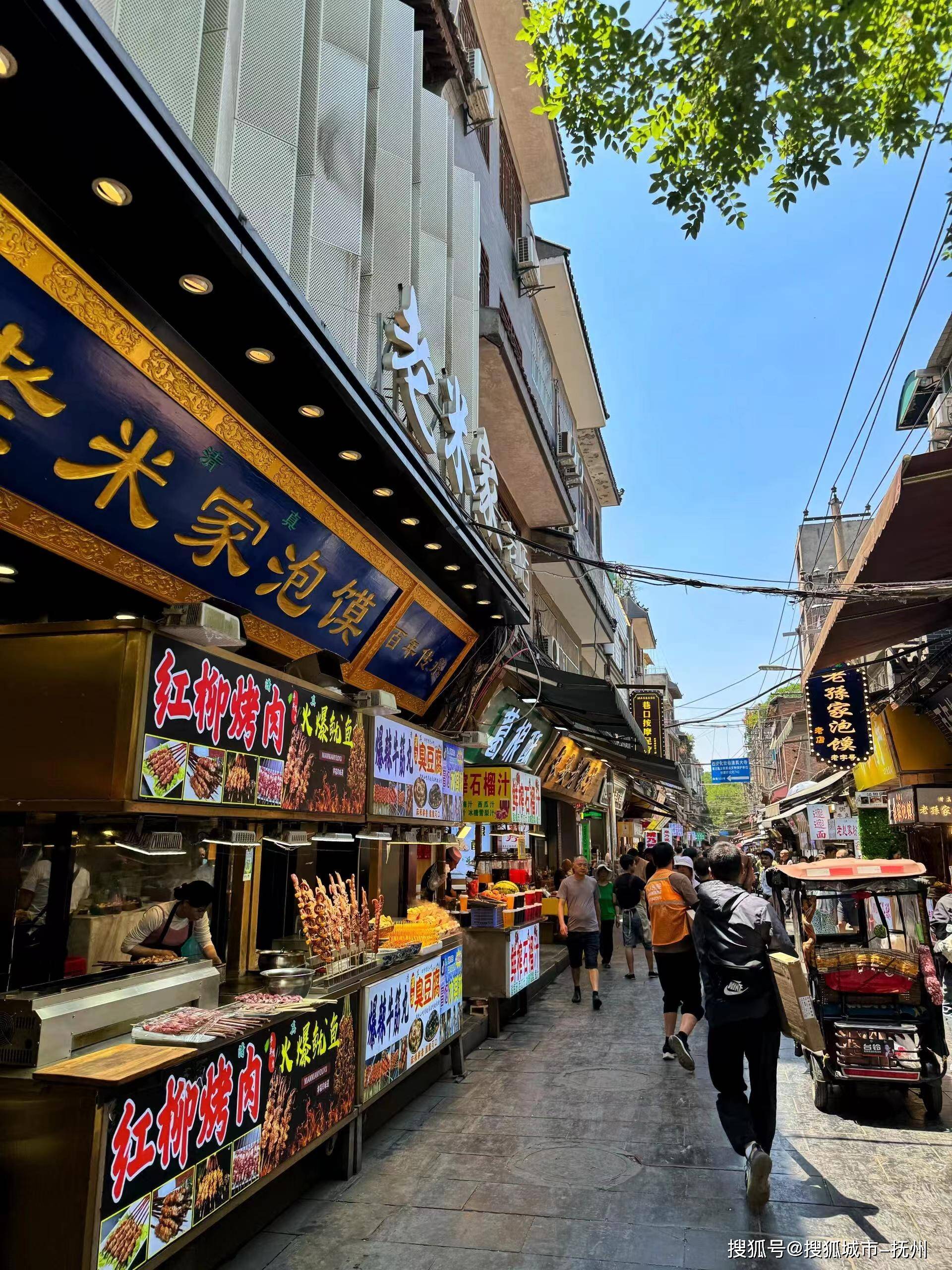在这里,我为大家推荐几款特色美食:肉夹馍,羊肉泡馍,凉皮,油泼面,秦镇