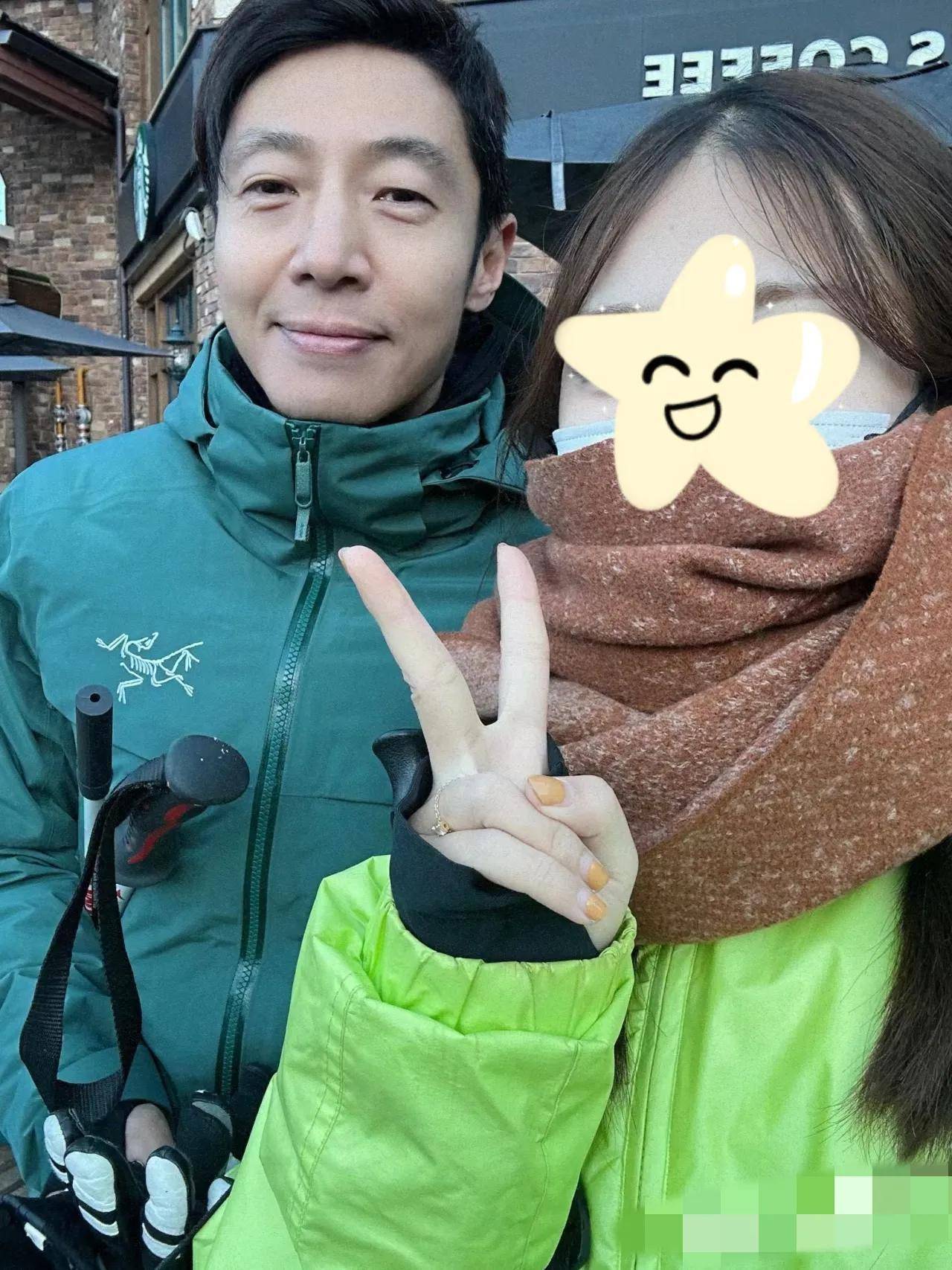 撒贝宁尼格买提太舞滑雪,被迫合影好无奈,两人一个比一个笑的假