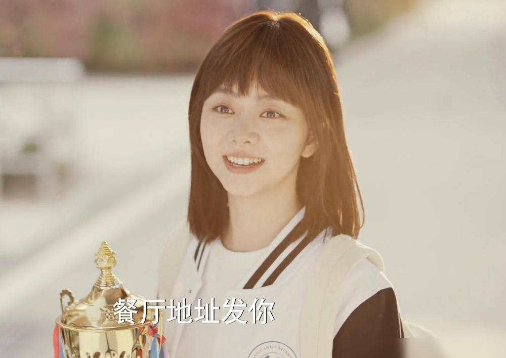 住手吧谭松韵!别折磨观众眼睛了,34岁还演女大学生,发腮太明显