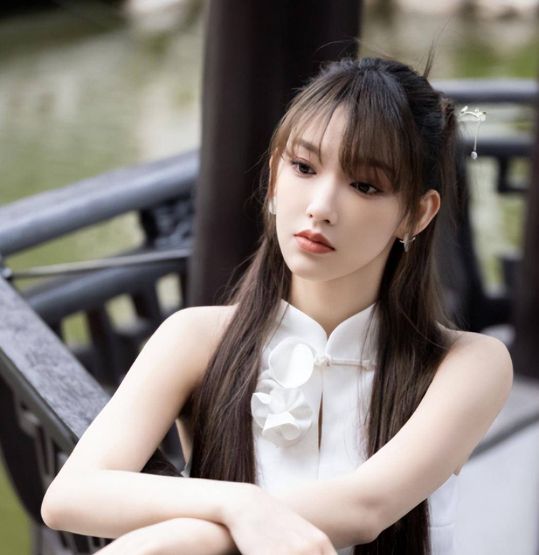 再看看《少年之名》程潇是临时救场的导师这姑娘也是拼戏还在拍
