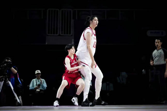 50次出手狂进49球！14中14，15中15！女姚明张子宇疯狂虐菜，震撼篮坛