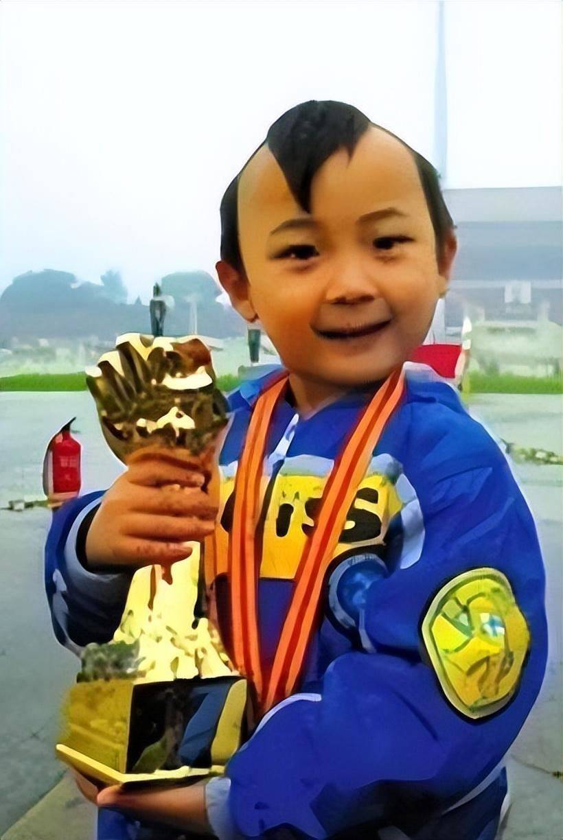 "豫剧神童"邓鸣贺:6岁上春晚8岁因病离世,父母却悔恨不已