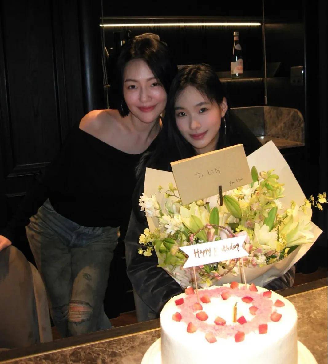 小s为二女儿庆祝17岁生日,lily越来越像林志玲了