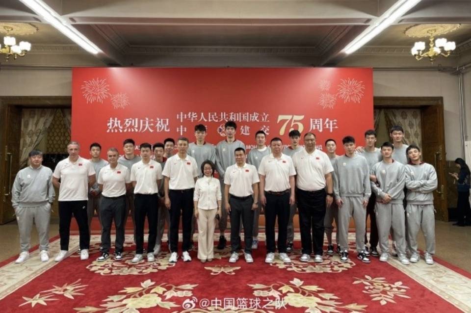 中国男篮拍摄大合照，辽宁男篮球员站C位，胡明轩和徐杰很低调