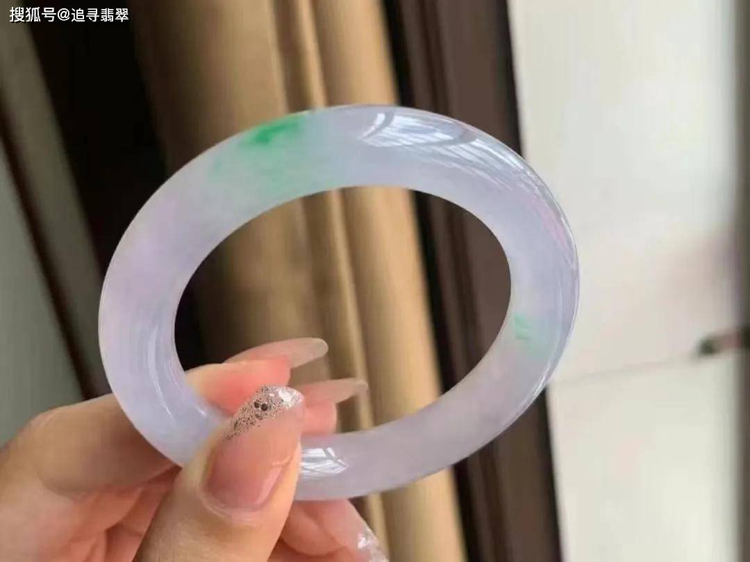 玉手镯是和田玉好还是翡翠玉好(玉手镯是和田玉好还是翡翠玉好一点)