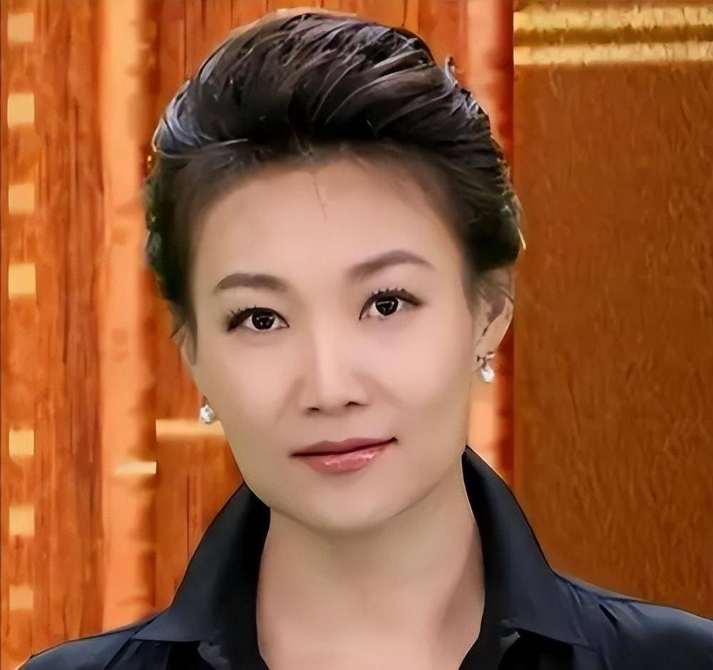 "央视国脸"李梓萌:47岁依然"未婚未育"的她,如今过的怎么样