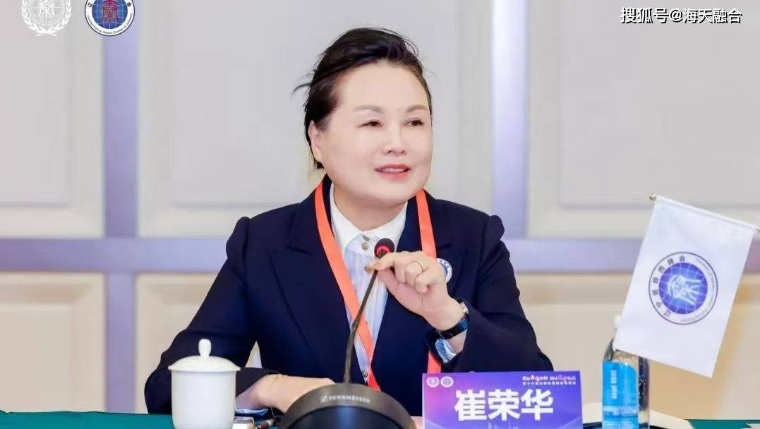 秦商总会会长崔荣华讲话,党委书记刘阿津主持会议.