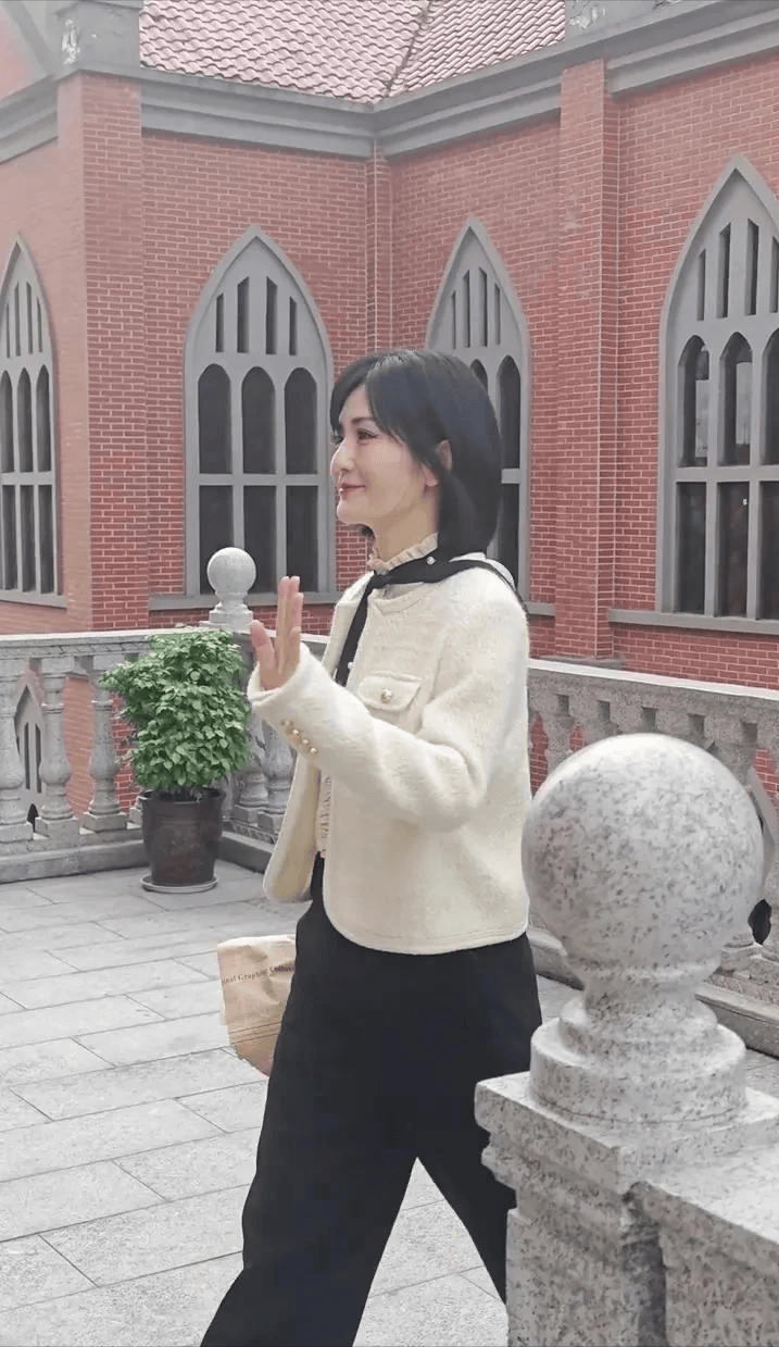 谢娜回川影了,一头短发优雅知性笑起来好美,这哪像三孩妈啊