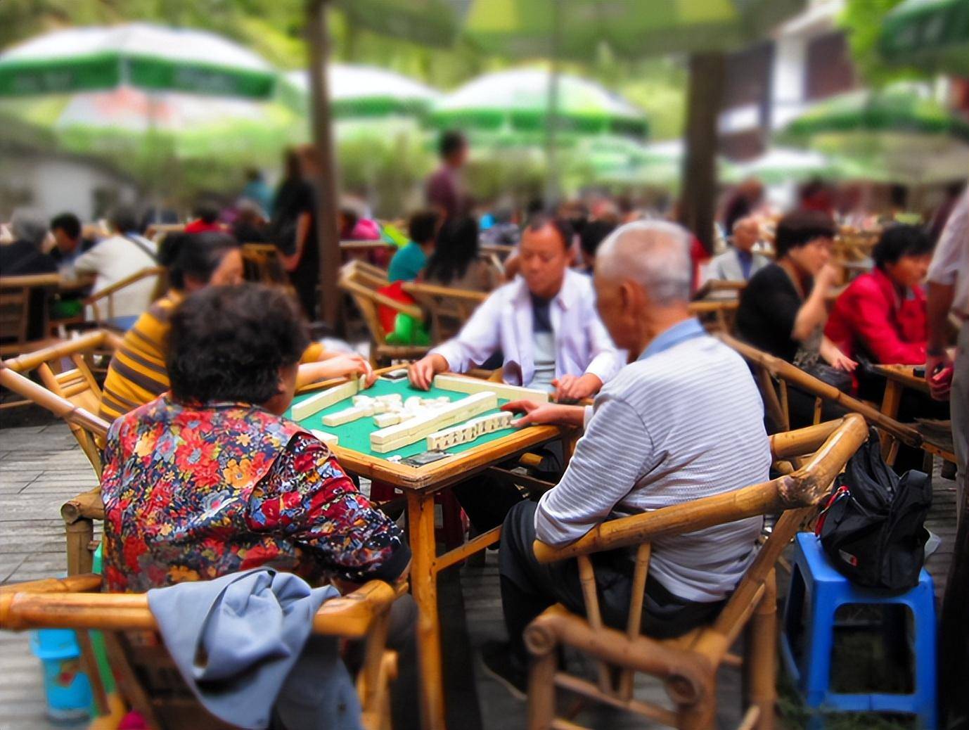 重庆麻将馆天天爆满,座无虚席,那些整天坐在里面的人靠啥谋生?