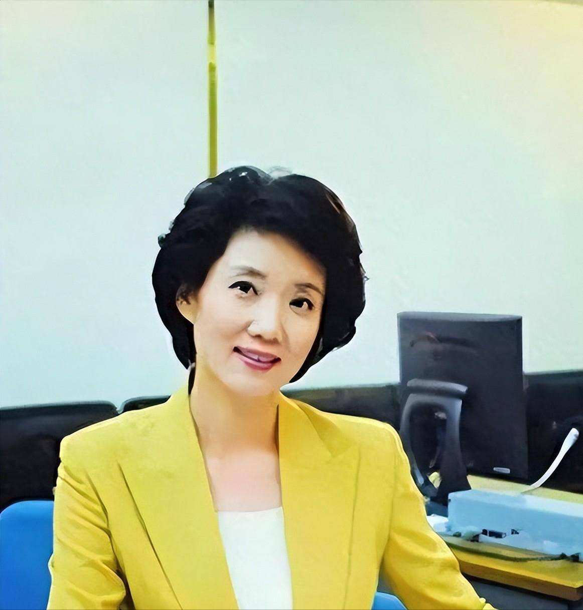 从一个高考落榜三次的普通女孩,到央视台里的金牌主播.