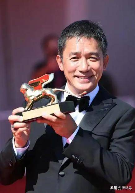 62岁梁朝伟依旧不服老!荣获香港科大荣誉博士,刘嘉玲满脸骄傲