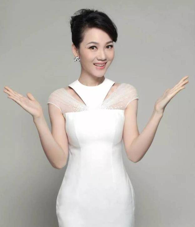 著名美女主持人周群,嫁给神秘老公生下三个孩子,如今50岁宛如少女!