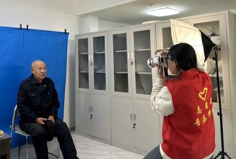 玉龙社区开展“让幸福照进来”公益摄影志愿服务