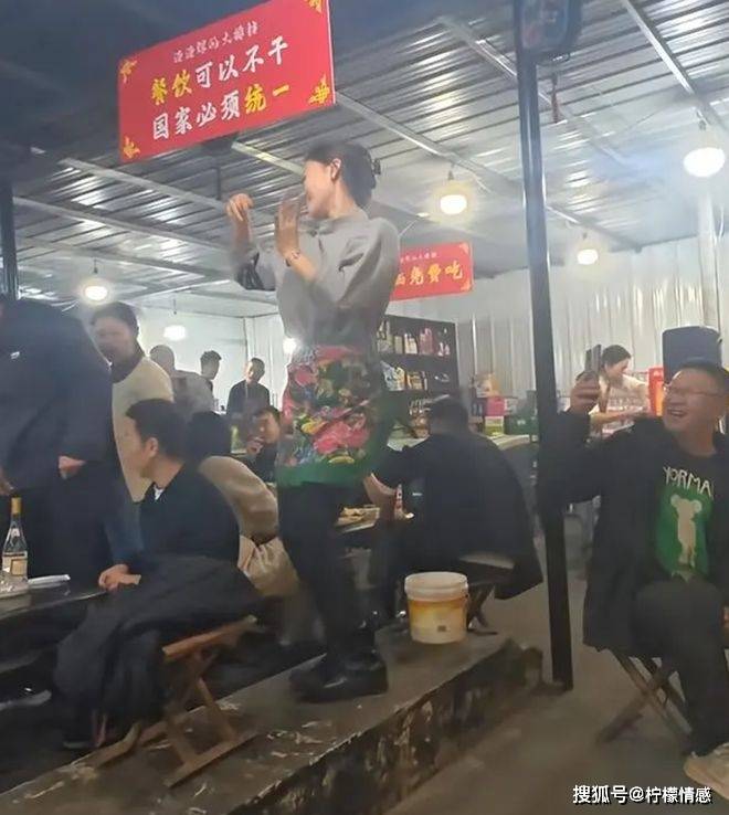 山东一烧烤店老板娘亲自跳舞助兴,网友:真不容易_李梅_生活_店里