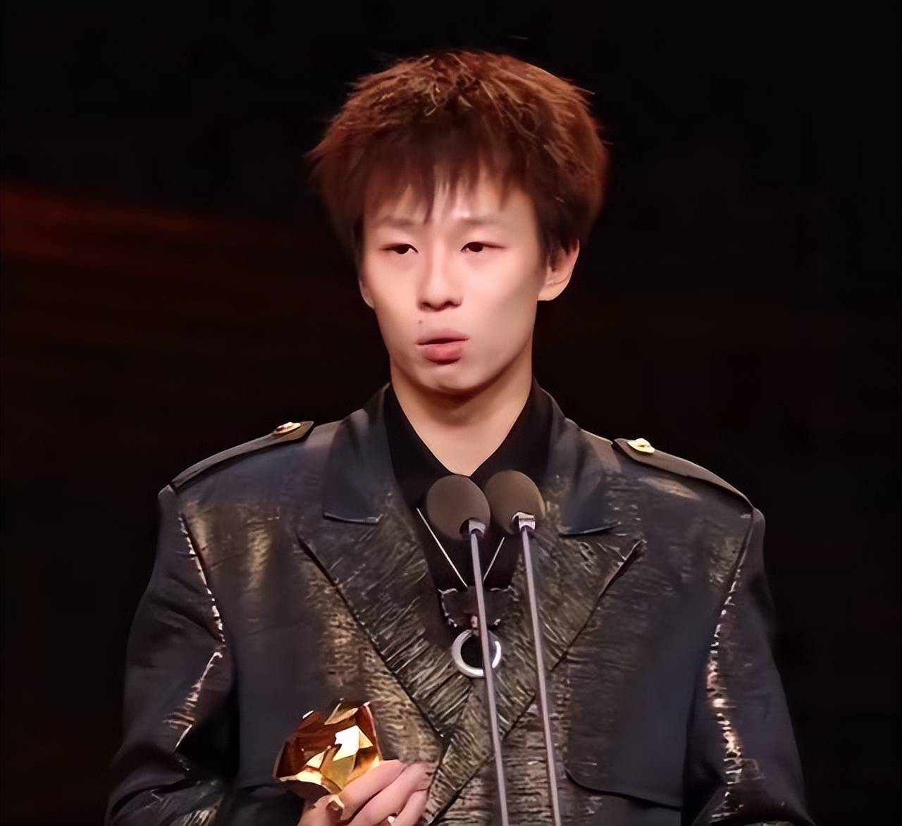 林高远获年度社交影响力运动员，携手邓亚萍走红毯，获奖感言走心_国乒_网友_时候