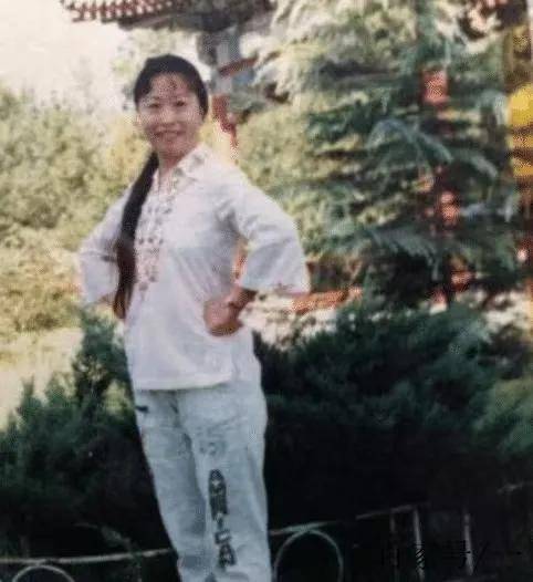 "丑娘"张少华,年轻时做恶事,晚年住40平的房子后悔不已,去世3年丈夫无