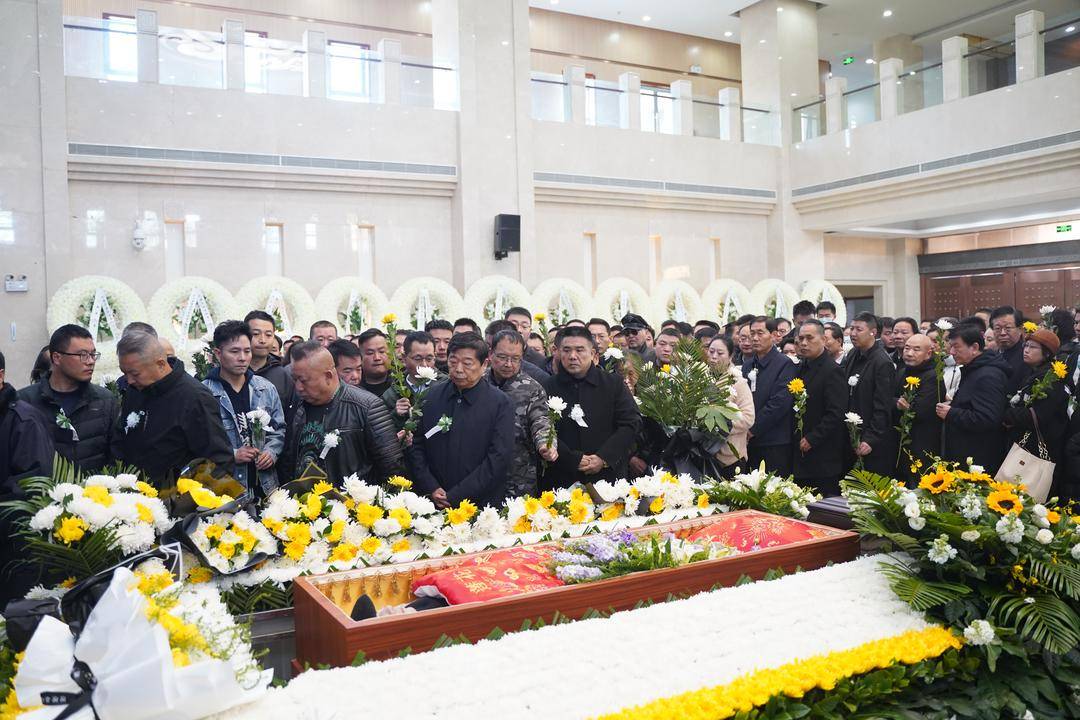 中国秦歌第一人十三狼遗体告别仪式:秦歌传奇的谢幕,悲痛长存