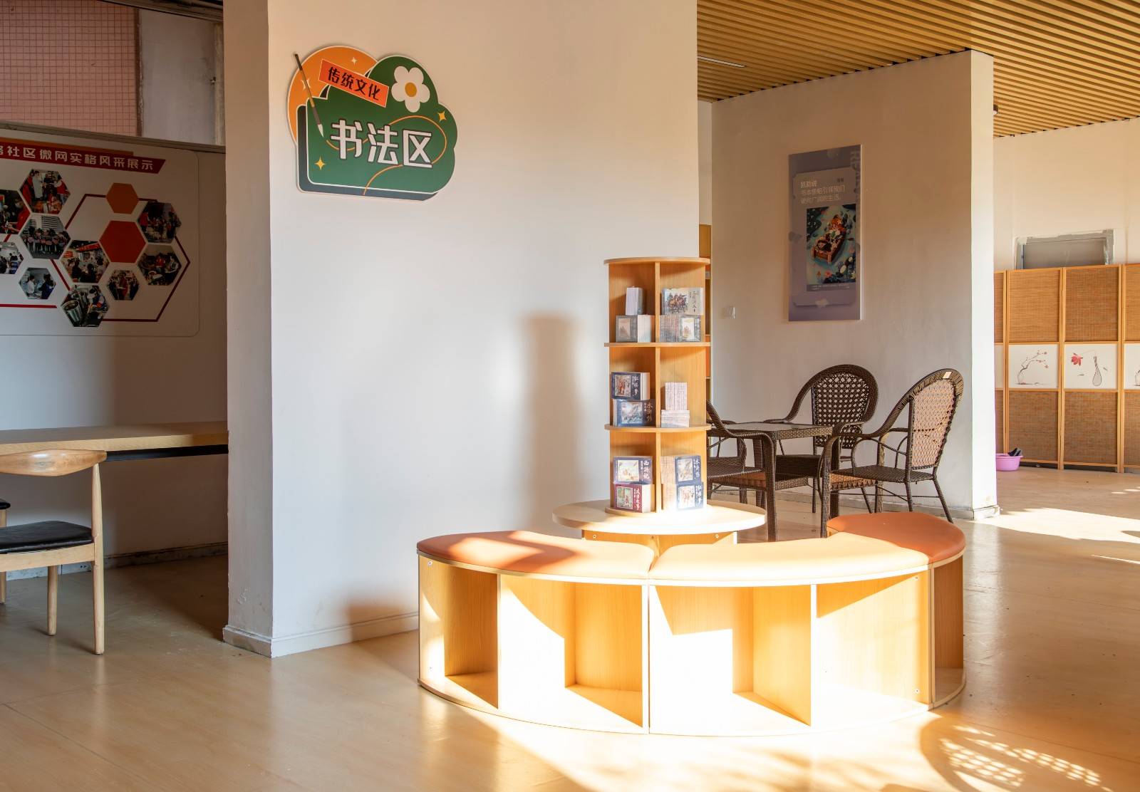 以前,社区的会议室功能较单一,仅作为开会议事场所