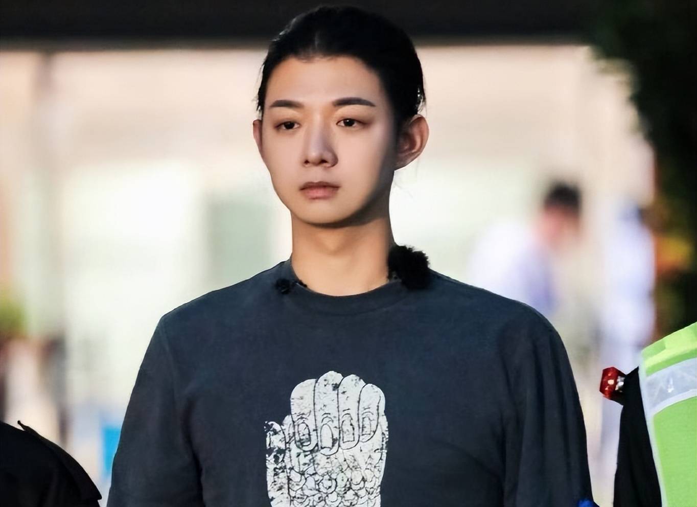 33岁的霍尊最终是过不了美人关