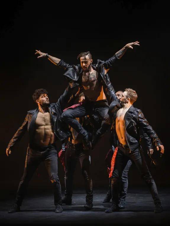 俄罗斯型男水舞剧《雨中》早鸟开票 | 国内版魔力麦克,谁还没看?