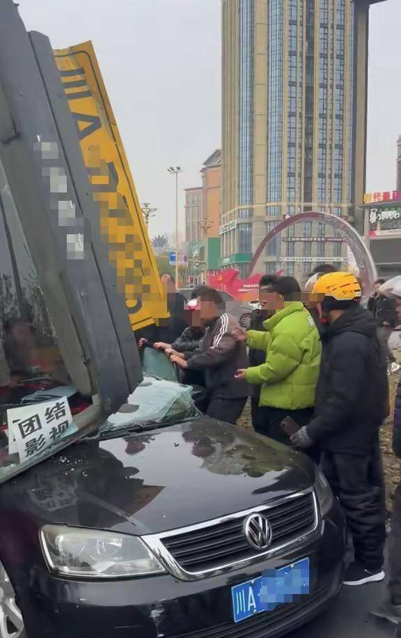 太惨!成都一渣土车侧翻压扁小车,目击者称2人被盖蓝布