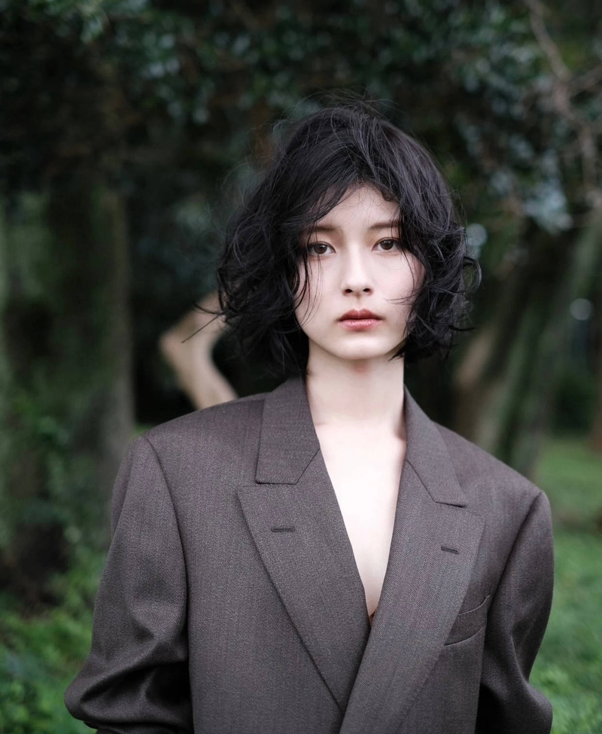 中年女性发型新选择齐脸短发烫发彰显洋气时尚气质