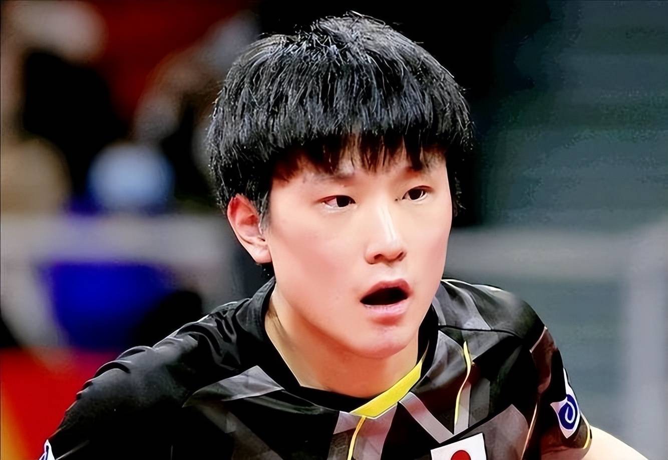 林诗栋不敌张本智和,无缘决赛!张本智和赢球后,倒地庆祝