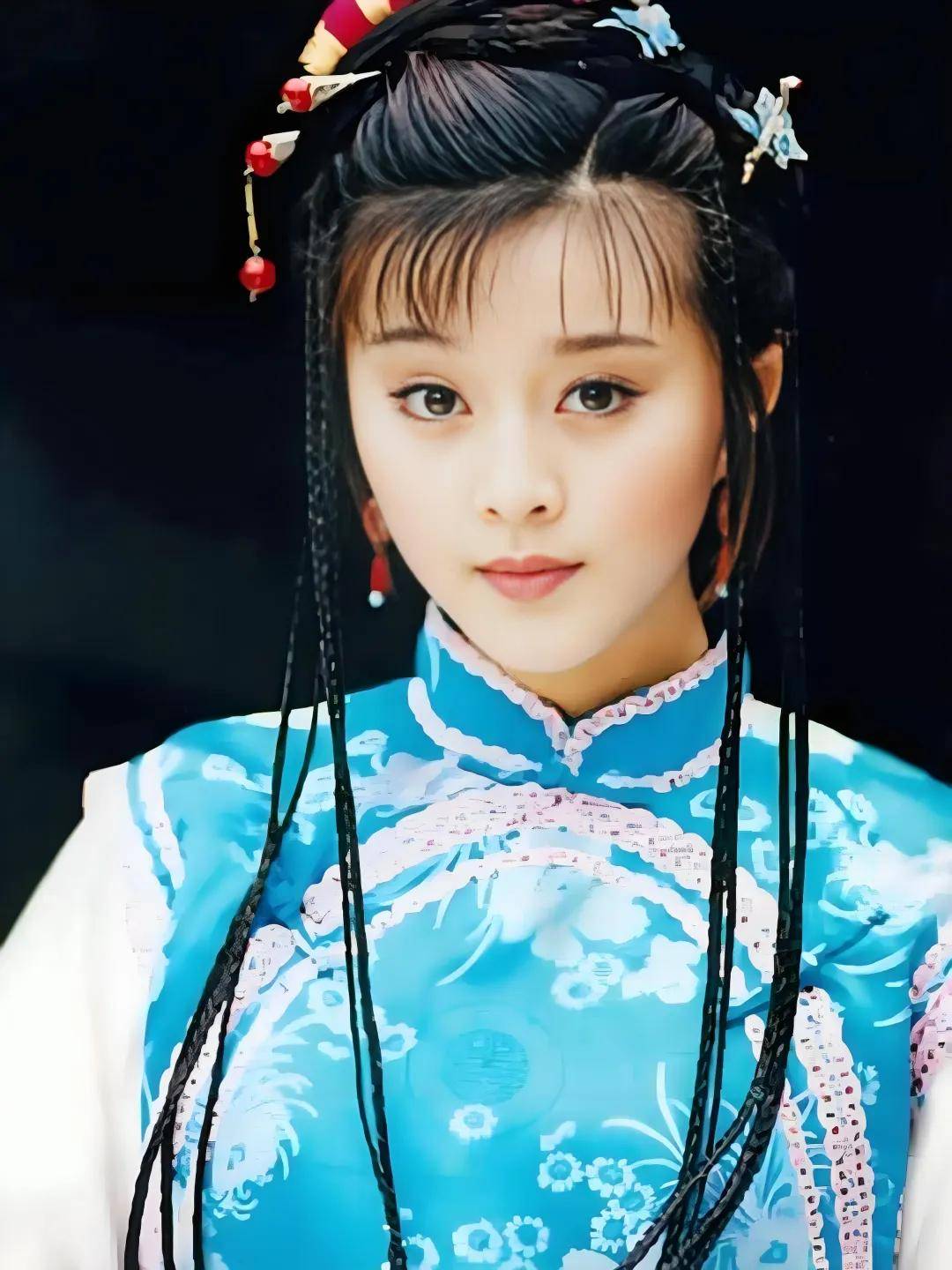 43岁范冰冰与香港富婆聚会,穿中式短裙贵气逼人,站c位大抢风头!