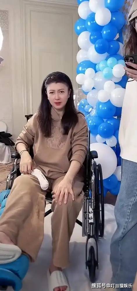 突发!52岁演员闫学晶自曝骨折,康复画面曝光,并看清儿媳妇人品