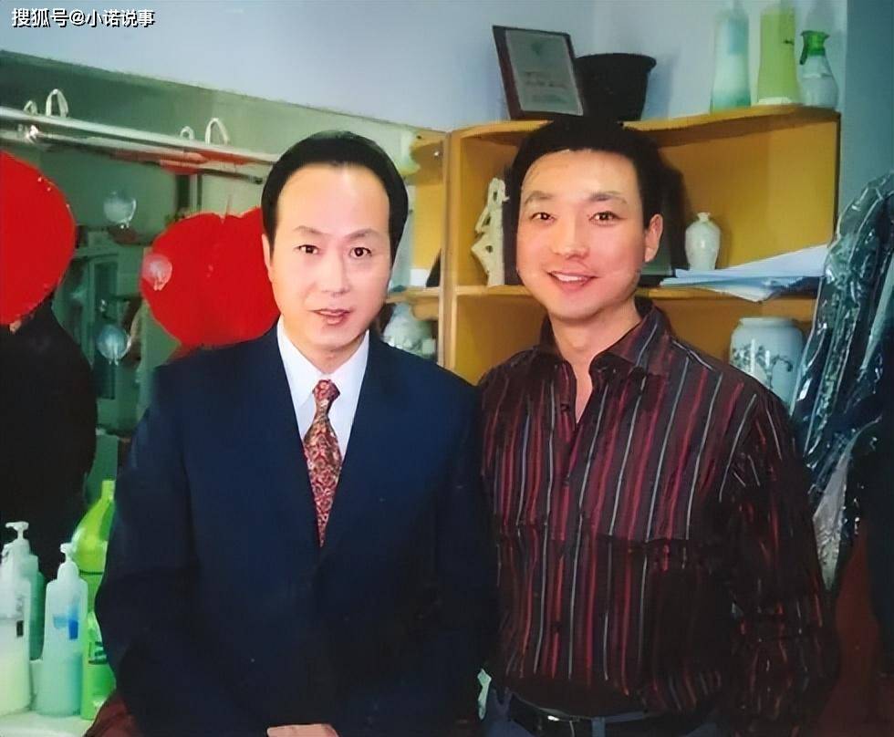 在罗京葬礼上哭到昏厥的妻子,却转身带着儿子嫁给了富商