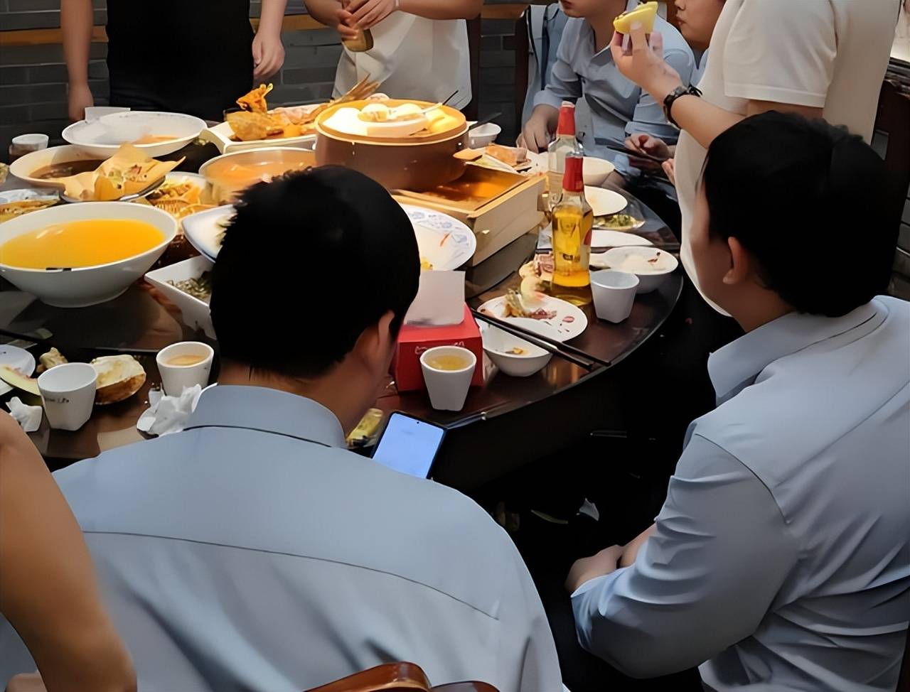 人过40后,无论混的好坏,建议远离这6种酒局,不要内卷自己!