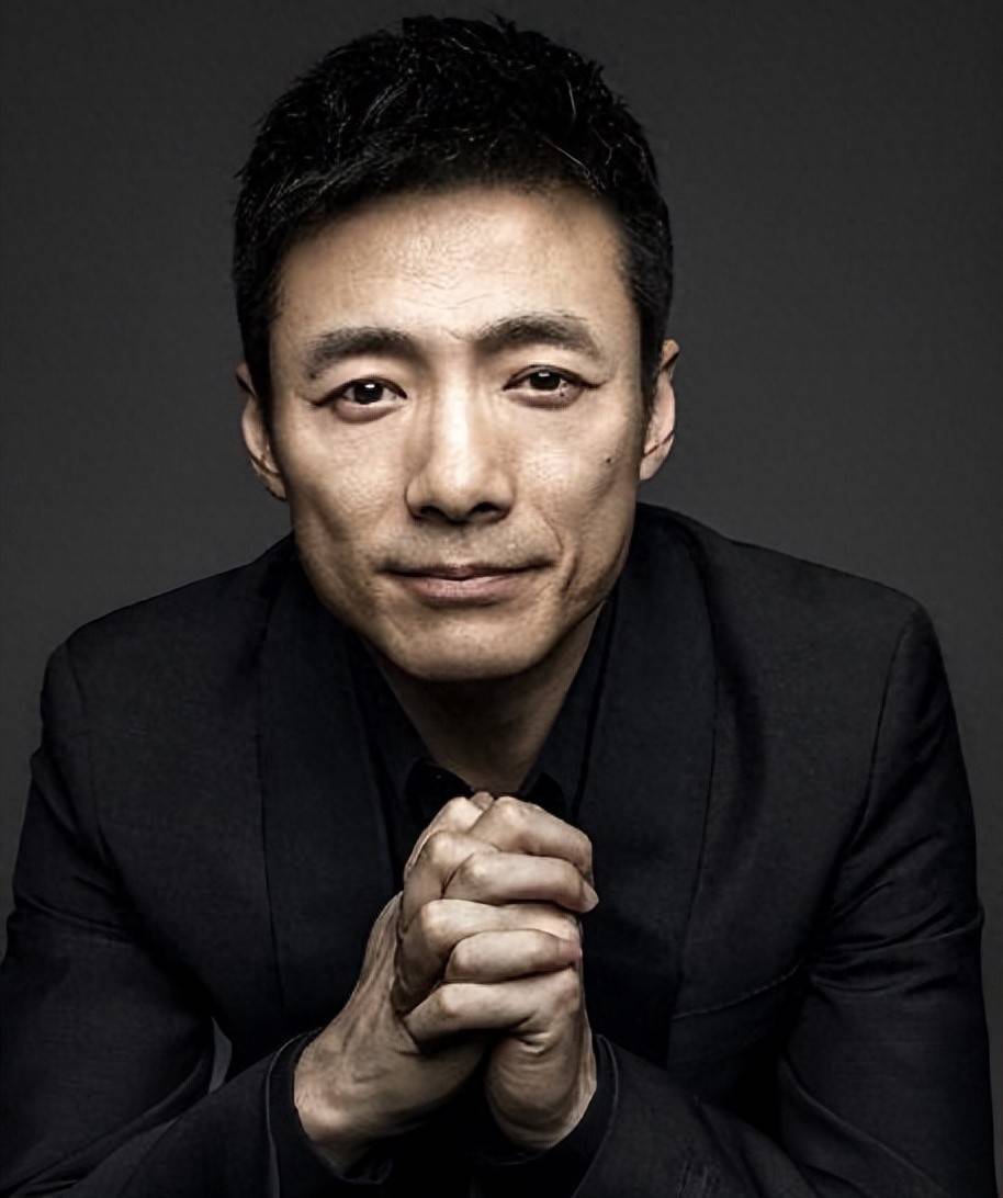 祖峰,娶了第一代谋女郎为妻,今46岁无儿无女却很幸福