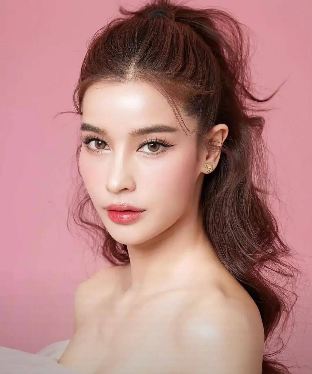 泰国甜美女星vill在朱拉隆功医院做了肿瘤切除手术,向大家报平安