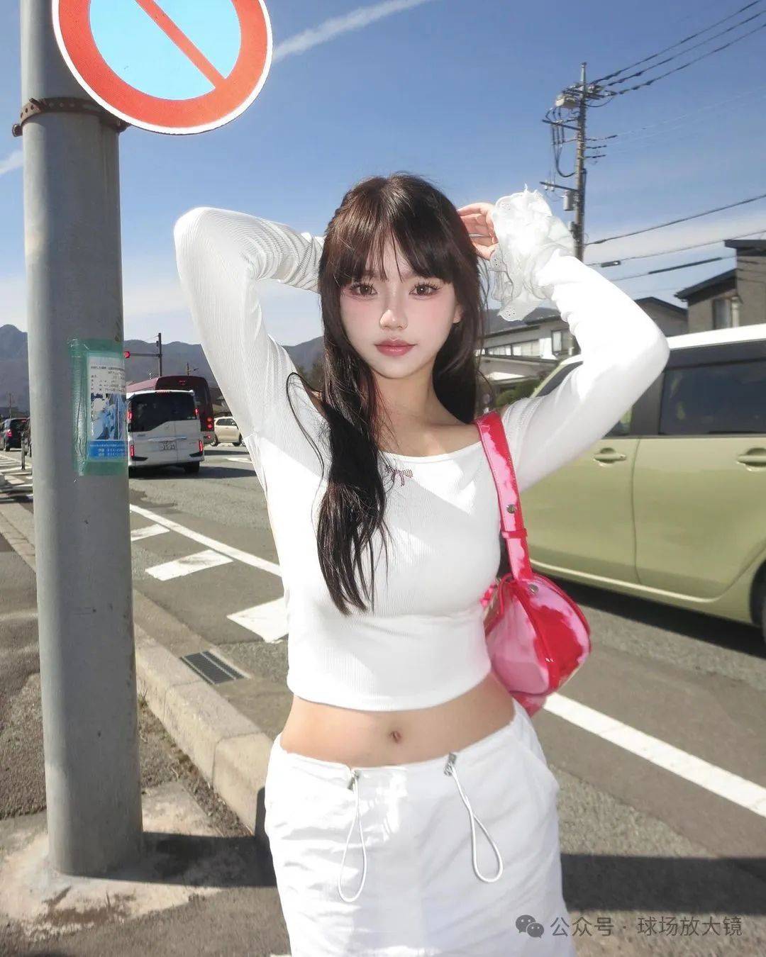 顶级台妹!细枝硕果身材,藏不住_蓝色_线条_臀部