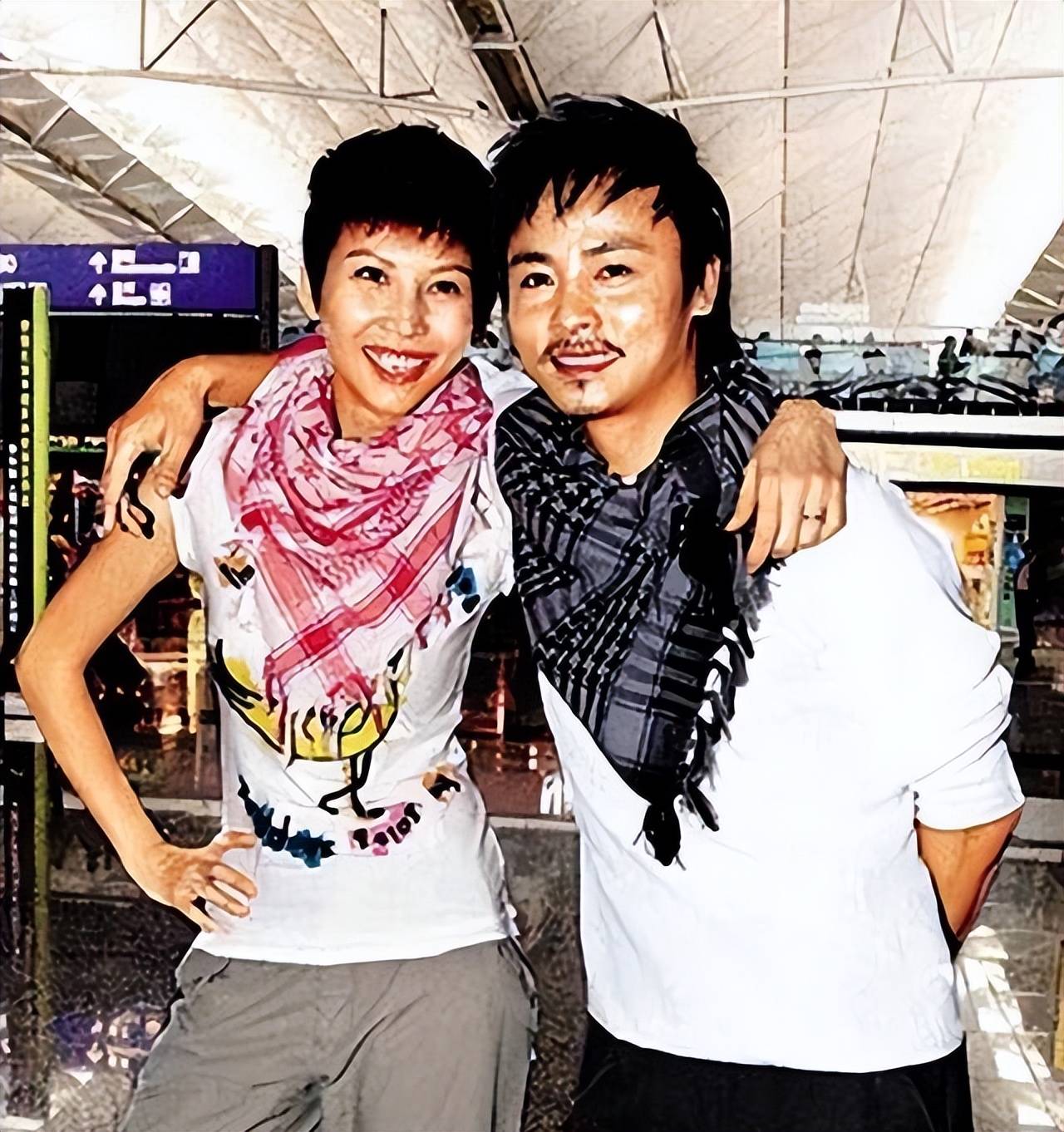 蔡少芬一家迪士尼被偶遇,和张晋站一起像两代人,果然美女更抗老