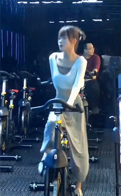 搞笑GIF:师父,你犯戒了?怎么背了女人……?_老和尚_兄弟_小伙子