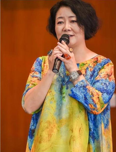 在上海戏剧学院那个充满艺术气息的校园里,萨日娜与潘军的相遇仿佛是