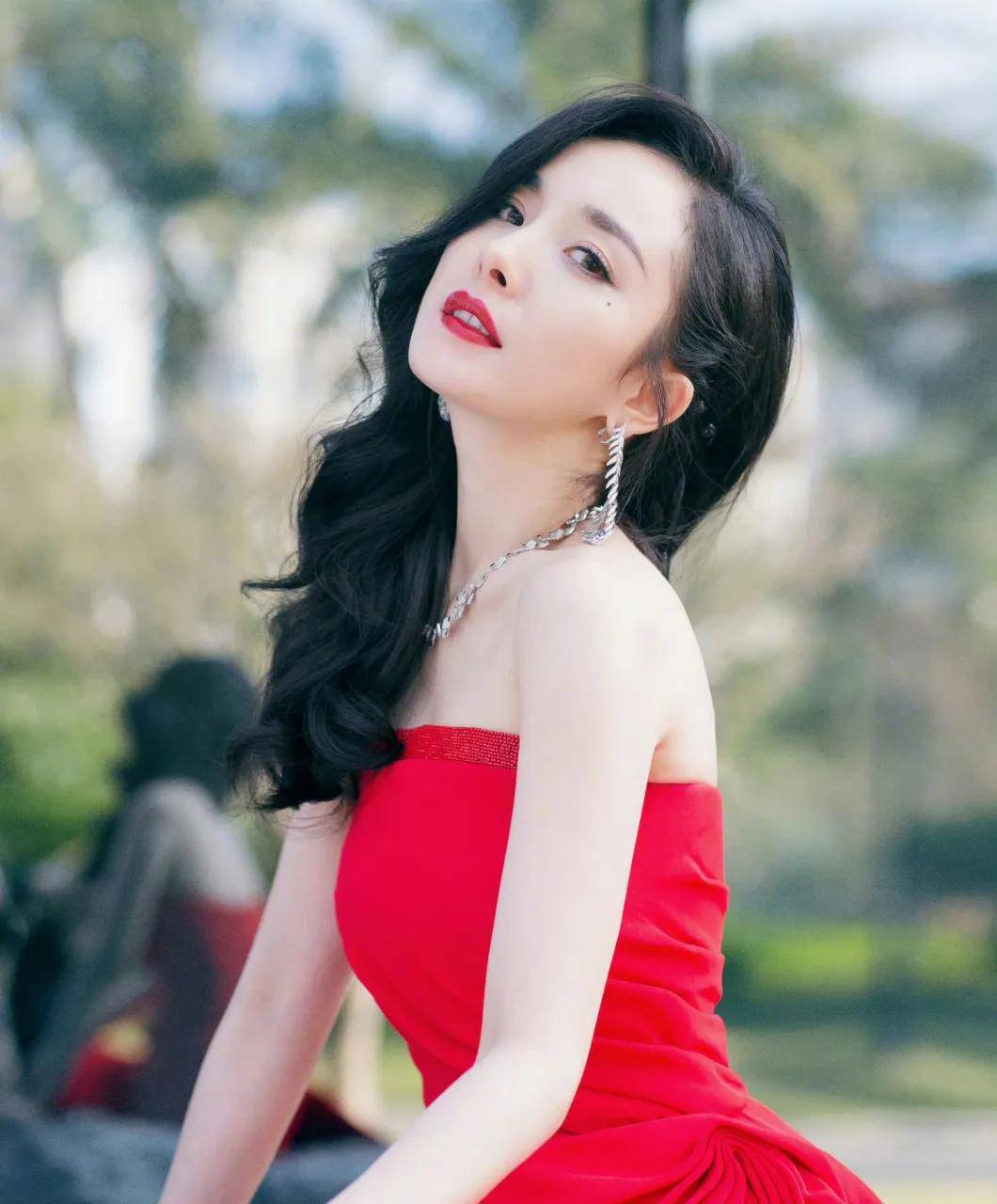 当红女星杨幂各类性感写真!肤白貌美魔鬼身材绝对火辣