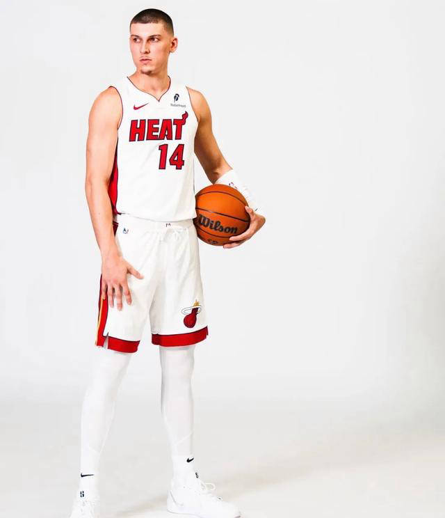 第三节更是精彩,希罗在单节内打满12分钟,投篮9中6,三分4中4,罚球3中3