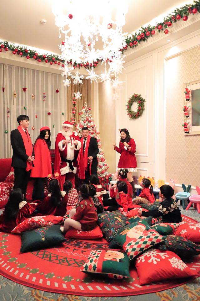 派对现场,圣诞老人身着传统的红色圣诞服,头戴圣诞帽,白胡子随风飘扬