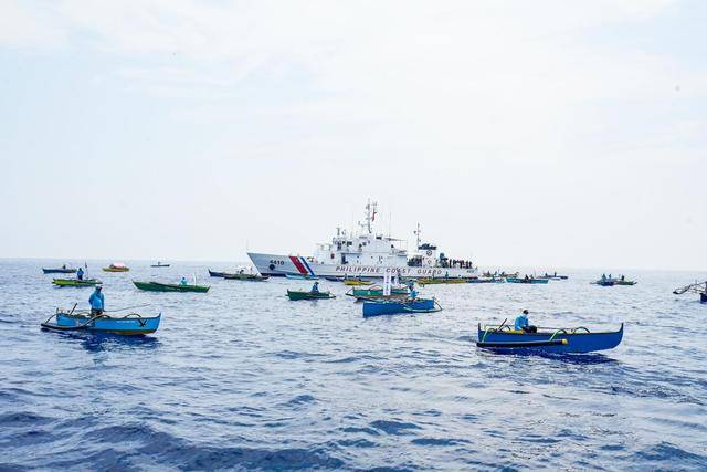 海警船闯不过中方防线，菲律宾迈出危险一步：解放军的机会来了？