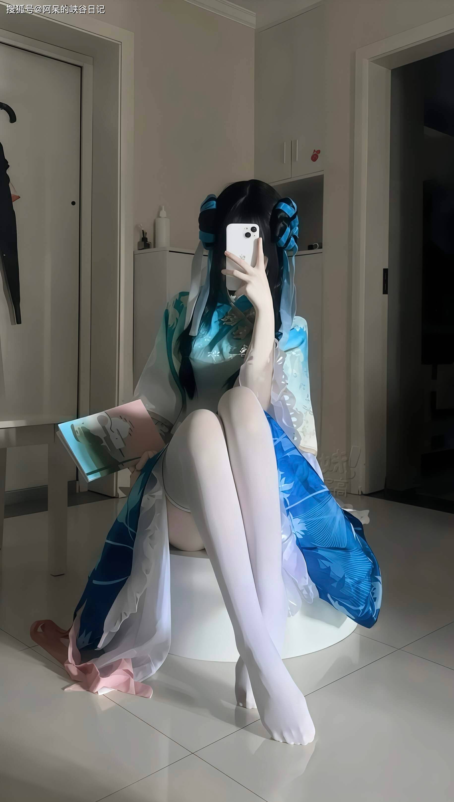 整体上来看,这位小姐姐的身材还是非常好的,而且经典形象的服装设计也