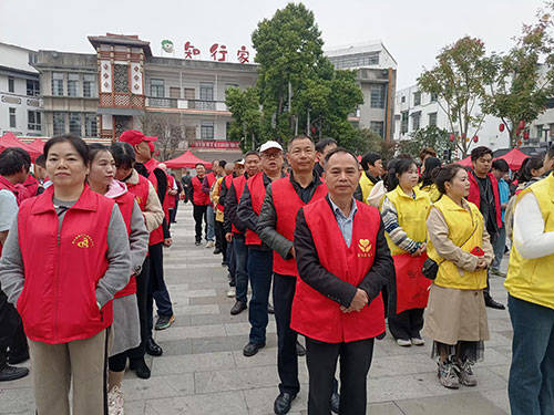 崇义县编研温暖之家爱心协会参加“12.5国际志愿日”爱心活动